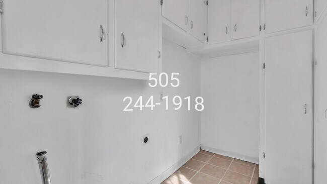 Building Photo - 2426 Hendola Dr NE