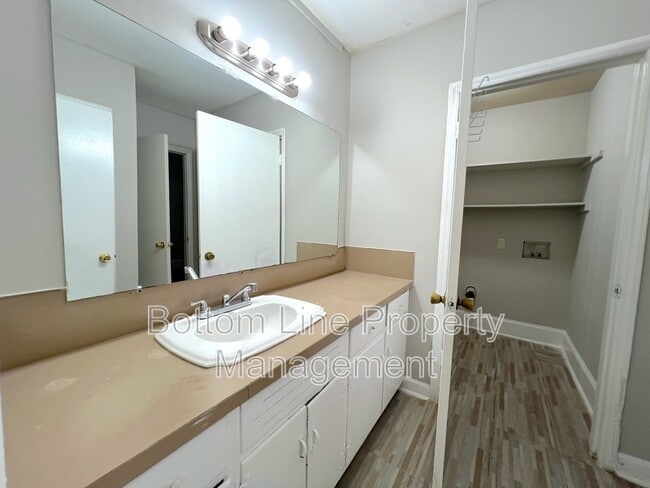 Building Photo - 3141 Columbus Cir