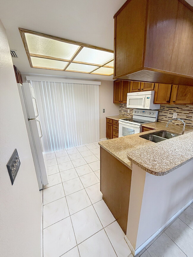 Building Photo - 217 Woodlake Wynde