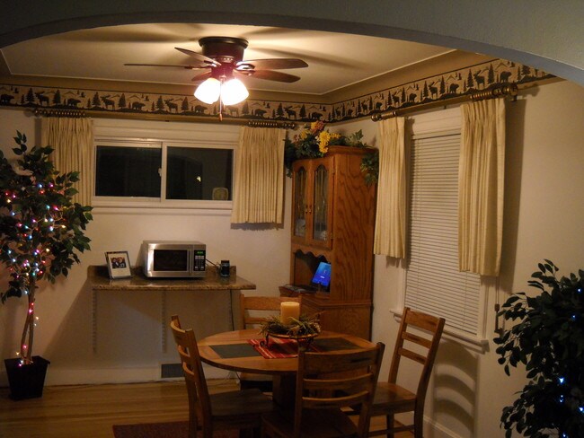 eat-in dining rm. - 102 W College St