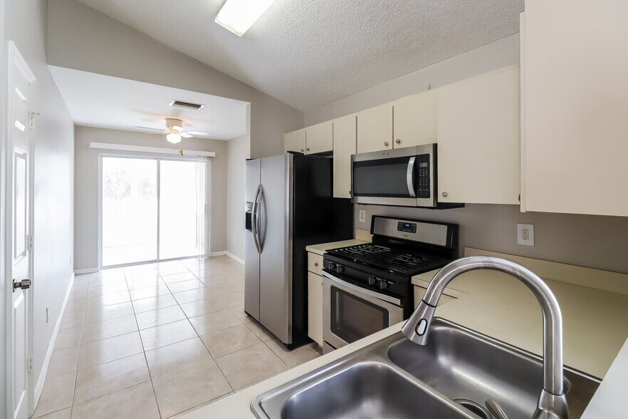 Building Photo - 6713 Summer Cove Dr