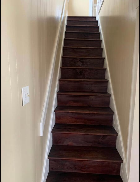 Building Photo - 382 E Grove St