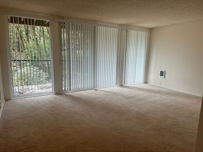 Building Photo - Refreshed Rental Rate One-Bedroom Condo Lo...