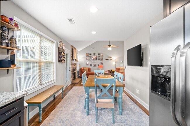 Building Photo - 1831 Camelot Dr