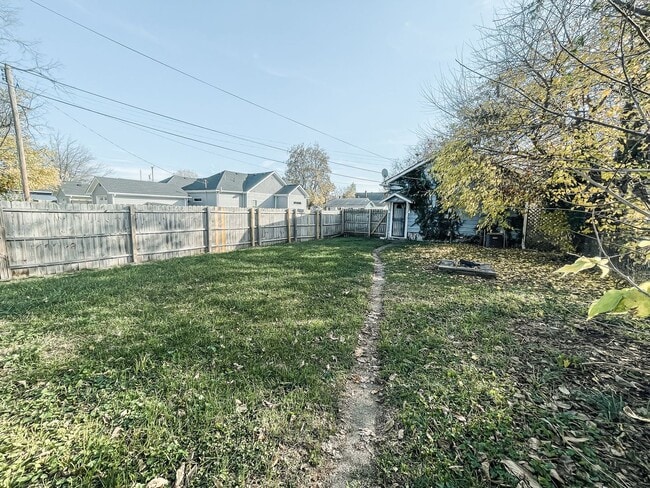 Building Photo - 2230 Woodlawn Ave