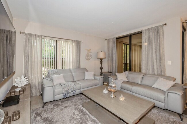 Building Photo - 4485 Carambola Cir S