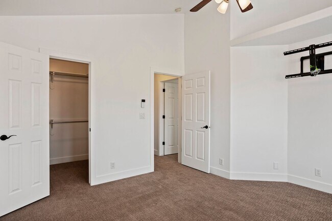 Building Photo - Spacious 4 Bedroom 3 Bathroom Layton Home