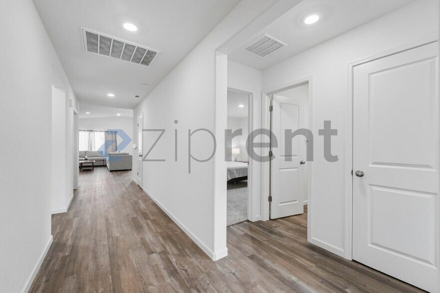 Building Photo - Unit