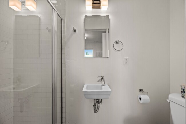 Building Photo - 1421 E Komenda Way