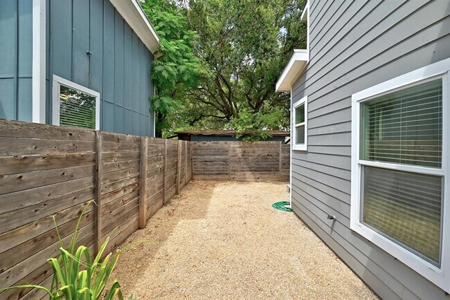 Building Photo - 6213 Felix Ave