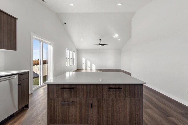 Building Photo - 3117 S Old Farm Ave