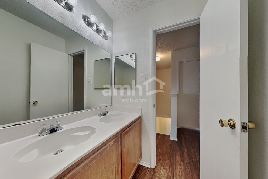Building Photo - 8724 Hunters Creek Ct