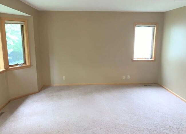 Building Photo - Spacious Minnetonka  2-BR Townhome