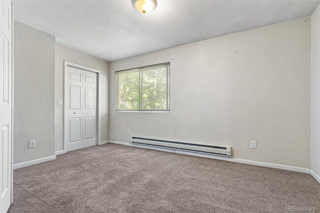 Building Photo - "Spacious 5-Bedroom Denver Gem with 2.5 Baths and 1,920 Sq Ft of Comfort!"