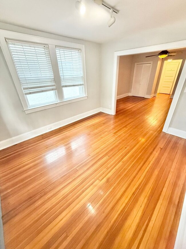 Building Photo - **BEST DEAL**Ghent -2 Bedroom condo 2nd Fl...