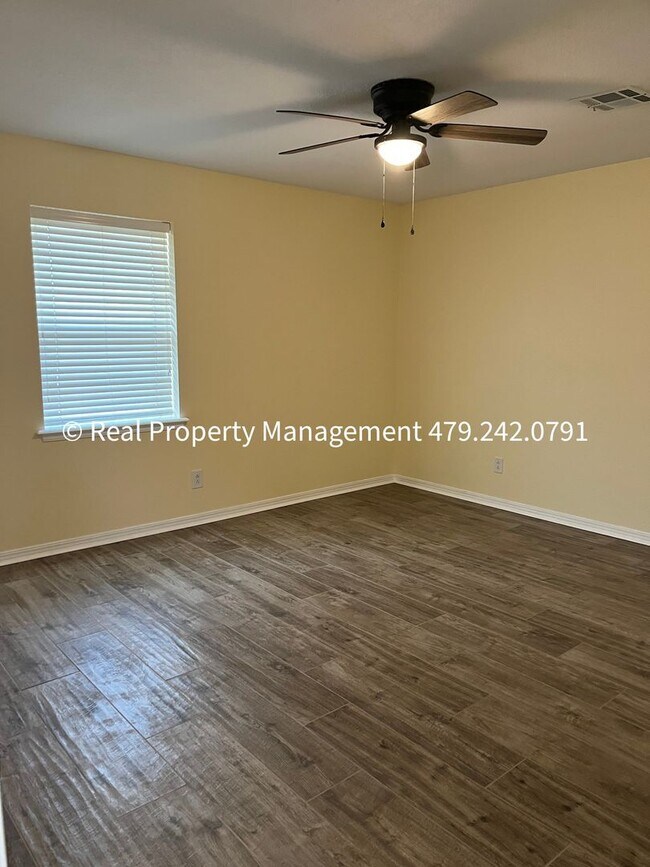 Building Photo - MOVE IN READY! Beautiful 3B/2B Newly Remod...