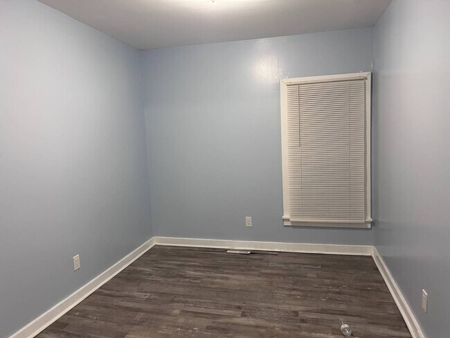 Building Photo - 112-114 Mark Ave