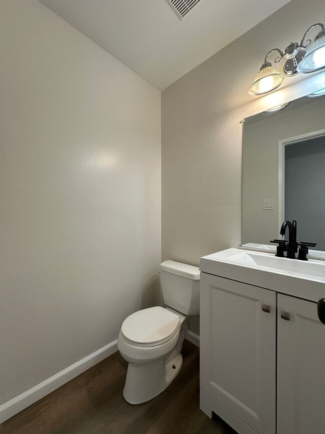 Building Photo - Upgraded Corner Townhouse - 2 bed/1.5 bath