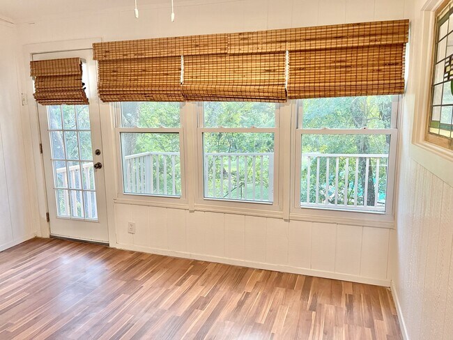Building Photo - 9417 Aqua Dr