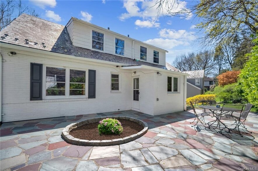 Building Photo - 6 Wildway