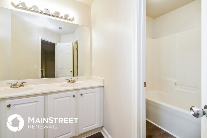 Building Photo - 8904 Crestview Cir