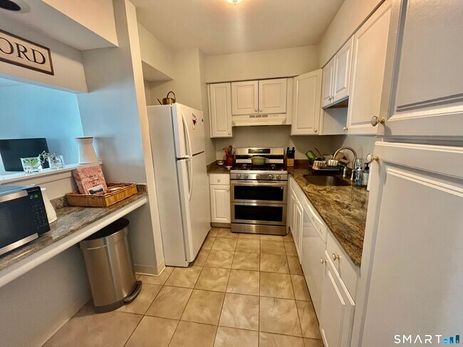 Building Photo - 92 Limewood Ave