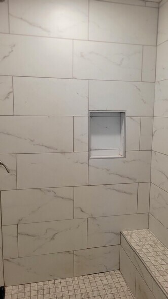 Building Photo - 916 NE Bristol Dr