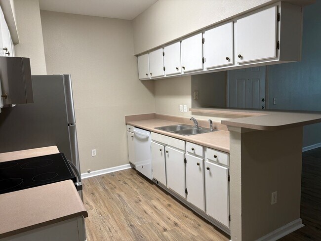 Building Photo - Three Bedroom Updated First Floor Condo at The Legends
