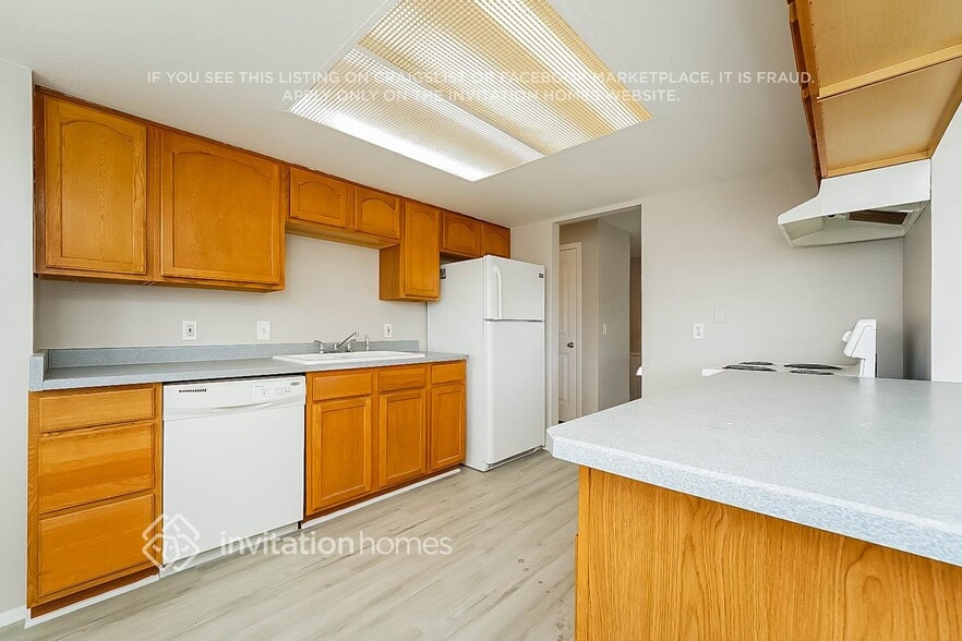 Building Photo - 647 S 6th Ave