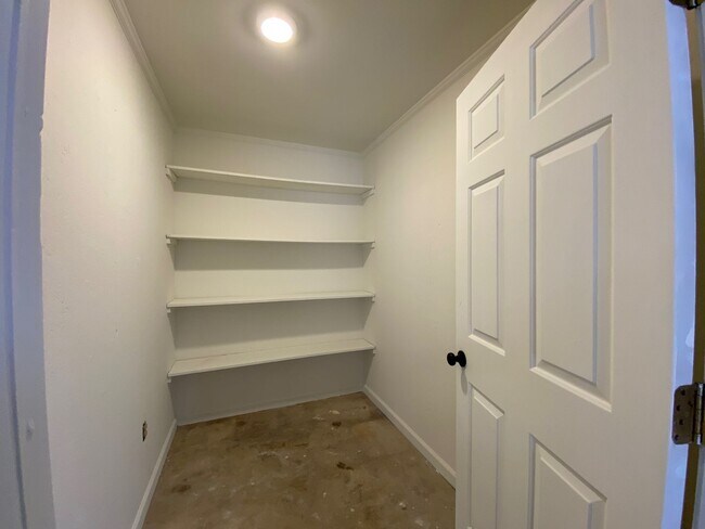 Building Photo - 2102 Fillmore Dr