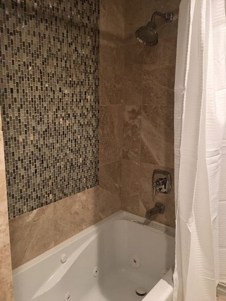 Building Photo - 2102 W Bear Creek Rd