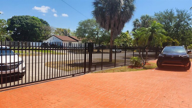 Building Photo - 9740 Colonial Dr
