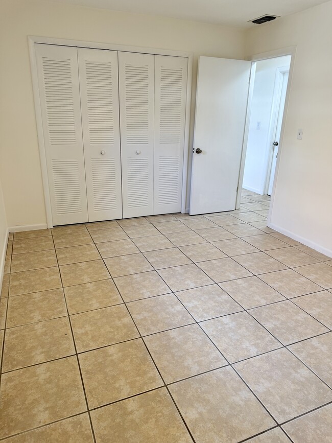 Building Photo - 912 La Salle Ave