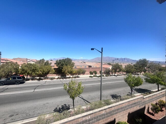Building Photo - 2 Bed + Den/ 2 Bath 2nd floor condo in Gat...