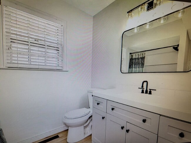 Building Photo - 3 Bed  2 1/2 Bath