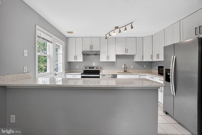 Building Photo - 9211 E Parkhill Dr