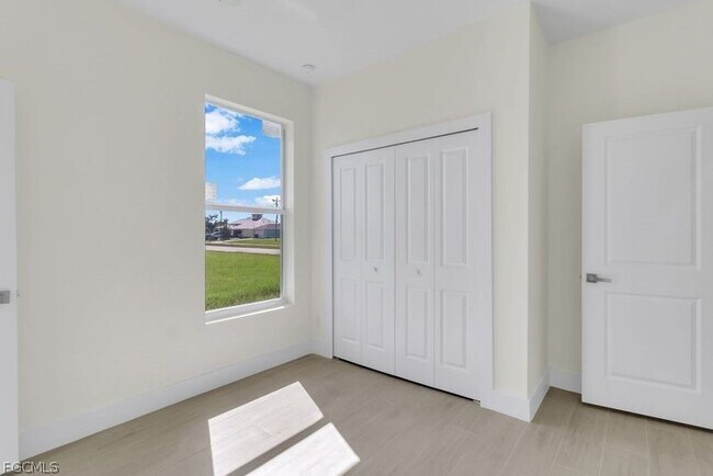 Building Photo - 1827 Embers Pkwy W