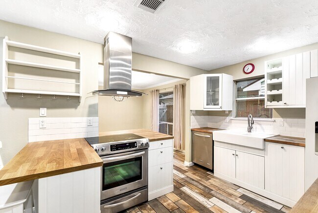 Building Photo - 215 Gentilly Dr