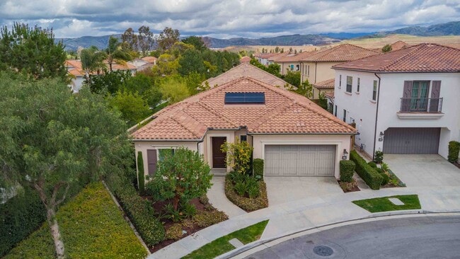Building Photo - Fully Renovated 2 Bed, 2.5 Bath + Den Single Story Home Available NOW in Eastwood Village in Irvine!