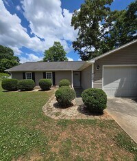 Building Photo - 213 Rosemary Ln