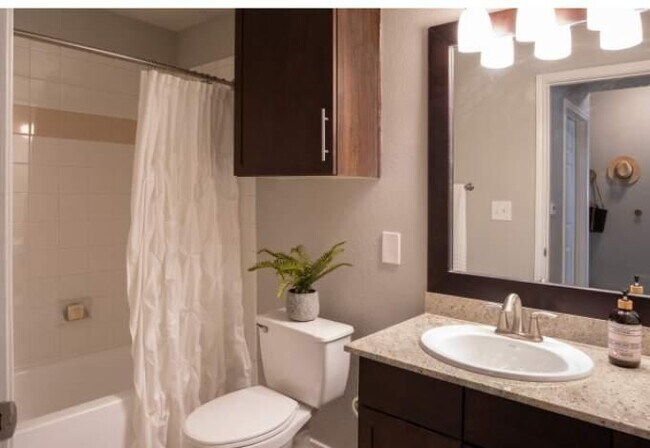 Building Photo - 2 bedroom in Dallas TX 75206