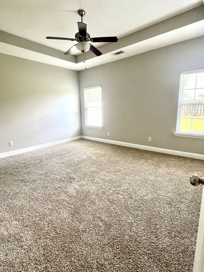 Building Photo - 4 bed 2.5 bath home!