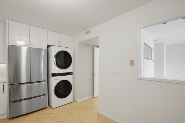 Building Photo - 1600 N Oak St