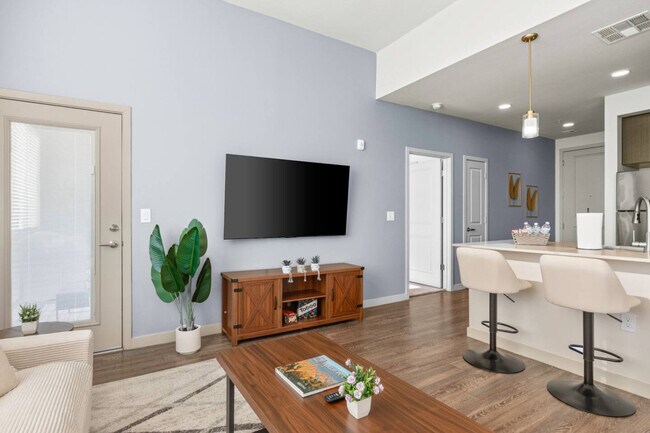 Building Photo - 711 W Broadway Rd