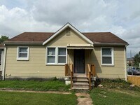 Building Photo - 7019 Manette Dr