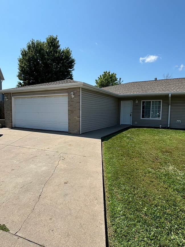 Building Photo - **$300 Off Move In Special** Spacious 3 Bedroom Townhome with Vaulted Ceilings, Fireplace & Attac...