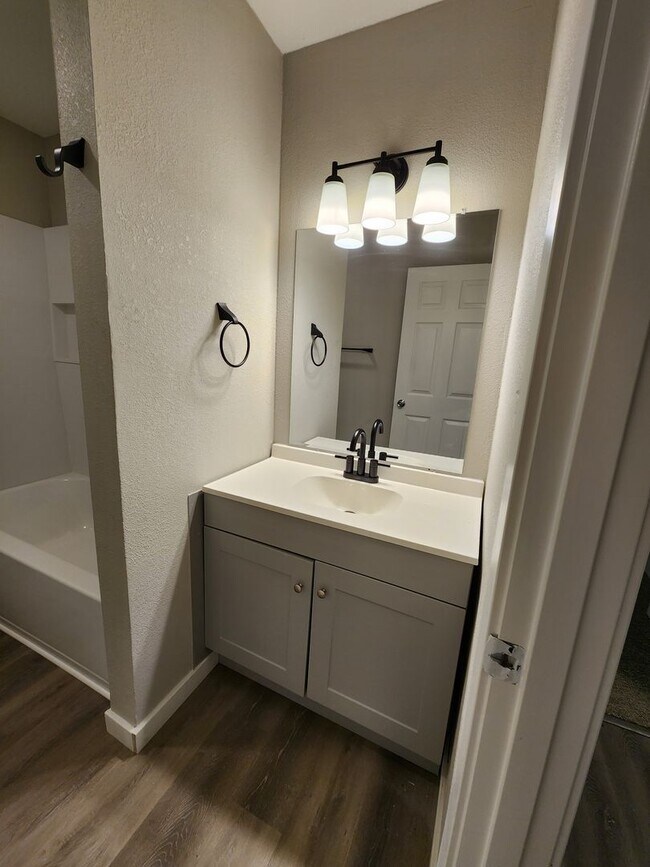 Building Photo - Spacious 4-Bedroom, 2.5-Bathroom Home AVAI...