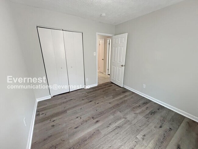 Building Photo - Beautiful 3-Bedroom Home with Garage / Pet...