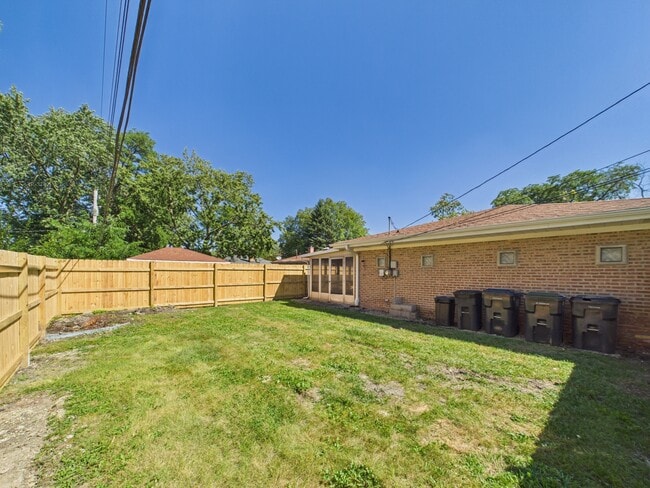 Building Photo - 16712 Elm St