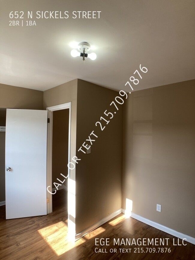 Building Photo - Cozy 2 bed 1 bath with backyard. Renovated!!